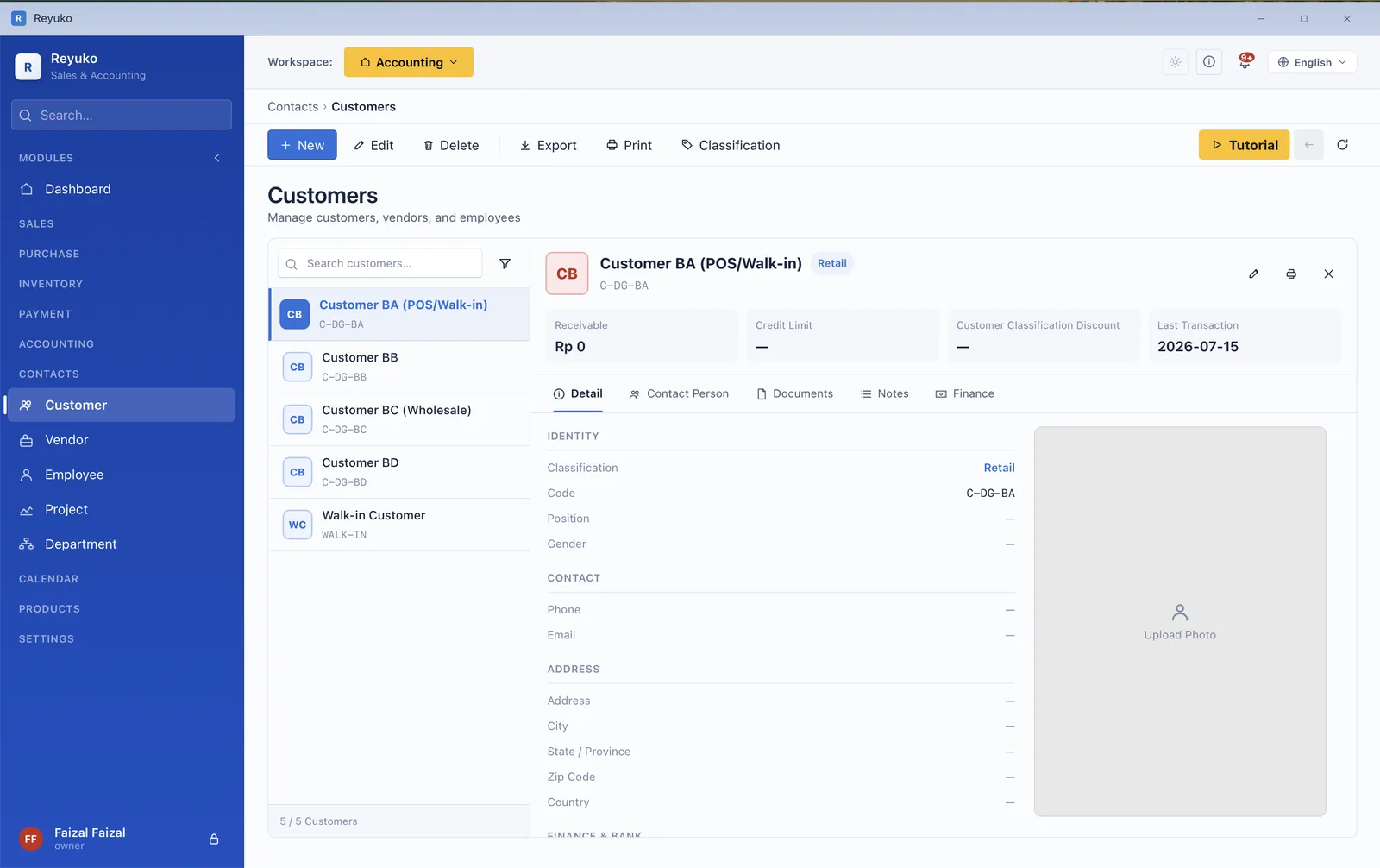 Customer record showing classification, receivable, discount and the detail tabs
